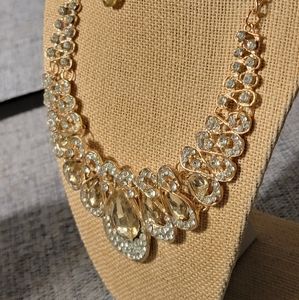 Beautiful Goldtone & Cristals ladies Necklace Set.